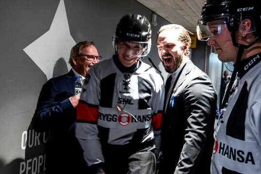 Domare Christoffer Holm och Leksands assisterande tränare