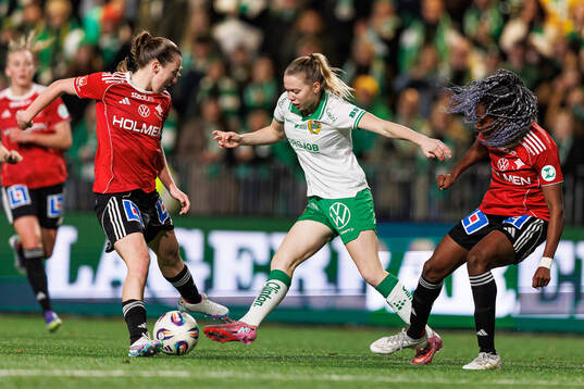 IFK Norrköpings Carrie Jones och Maya Aliyah Antoine mot