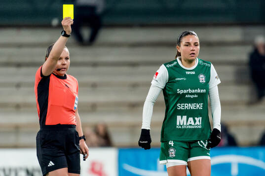 Alingsås Alexandra Roholt tilldelas ett gult kort