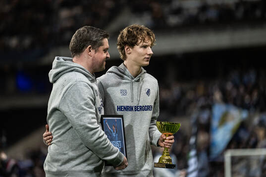 Djurgårdens August Priske Flyger tar emot pris som Årets