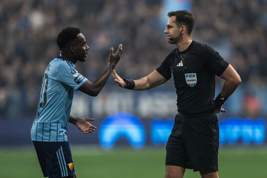 Djurgårdens Tokmac Nguen och domare Granit Maqedonci