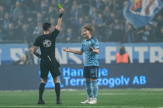 Djurgårdens Matias Siltanen tilldleas gult kort av domare