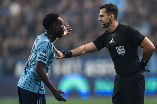 Djurgårdens Tokmac Nguen reagerar mot domare Granit