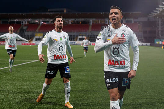 Örebros Simon Amin och Ahmed Yasin jublar