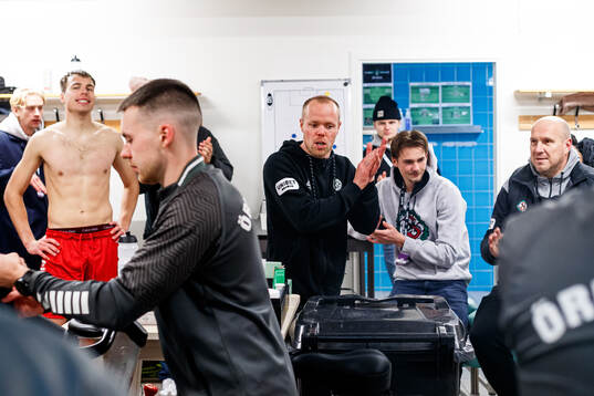 Örebros huvudtränare Patrik Haginge jublar