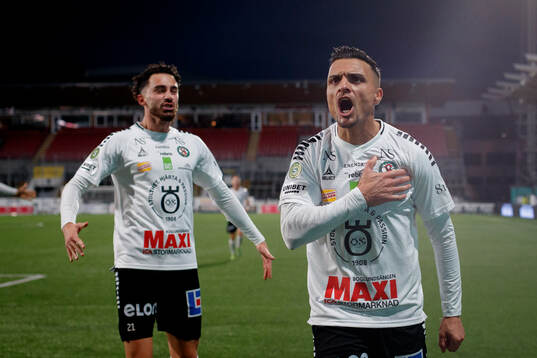 Örebros Antonio Yakoub och Ahmed Yasin jublar vid 2-1