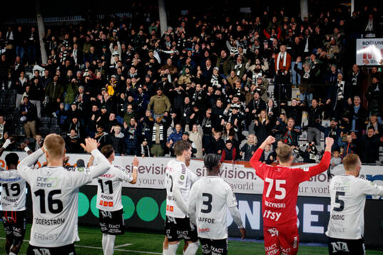 Örebros spelare jublar framför fansen