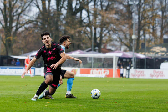 Halmstads Bleon Kurtulus och Brommapojkarnas Daleho Irandust