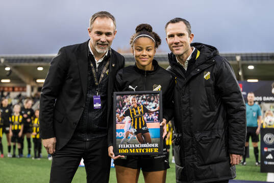 Häckens Felicia Schröder gratuleras för 100 spelade
