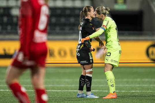 Häckens Anna Anvegård och målvakt Jennifer Falk jublar