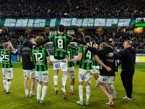 GAIS spelare jublar framför klacken