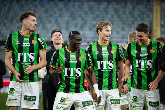 GAIS spelare jublar framför klacken