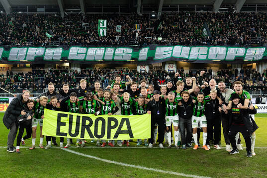 GAIS spelare och ledare jublar framför klacken