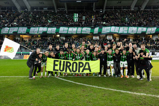 GAIS spelare och ledare jublar framför klacken