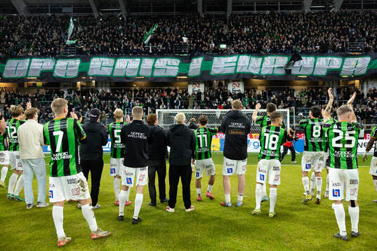 GAIS spelare jublar framför klacken