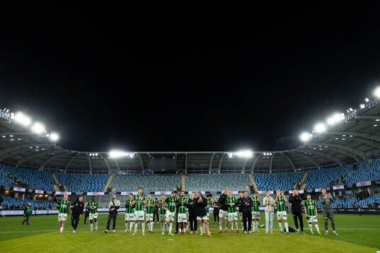 GAIS spelare jublar framför klacken