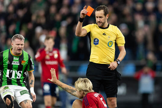 Domare Victor Wolf ger Östers Mattis Adolfsson ett rött