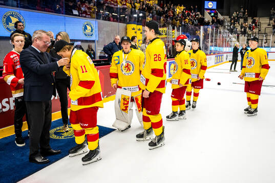 Smålands spelare tar emot medaljer av Anders Larsson