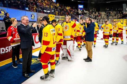 Smålands spelare tar emot medaljer av Anders Larsson