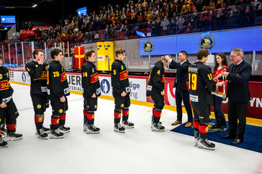 Skånespelare tar emot medaljer av Anders Larsson