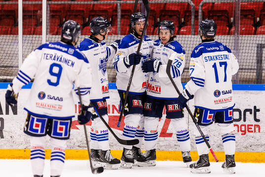 Karlskogas Leevi Viitala jublar