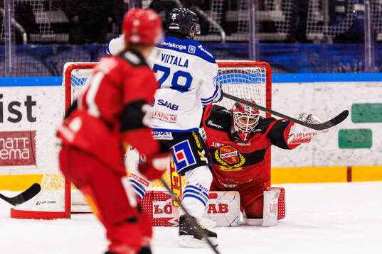 Karlskogas Leevi Viitala gör 0-1 på Almtunas målvakt