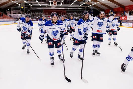 Karlskogas spelare jublar