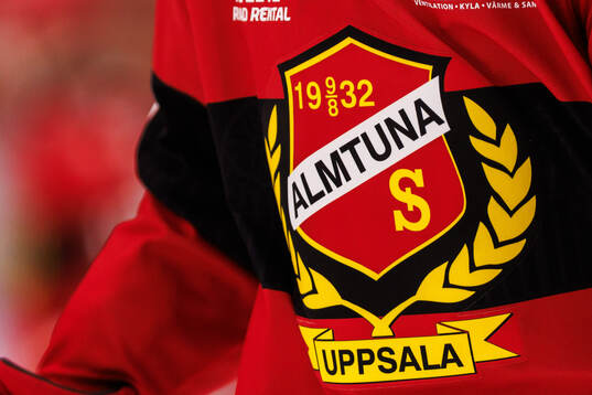 Almtunas klubbmärke på en matchtröja