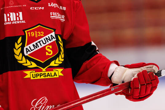 Almtunas klubbmärke på en matchtröja