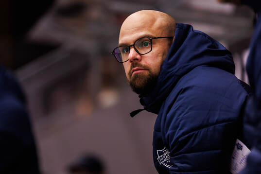 Karlskogas tränare Dennis Hall