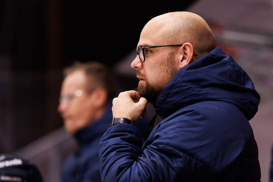 Karlskogas tränare Dennis Hall