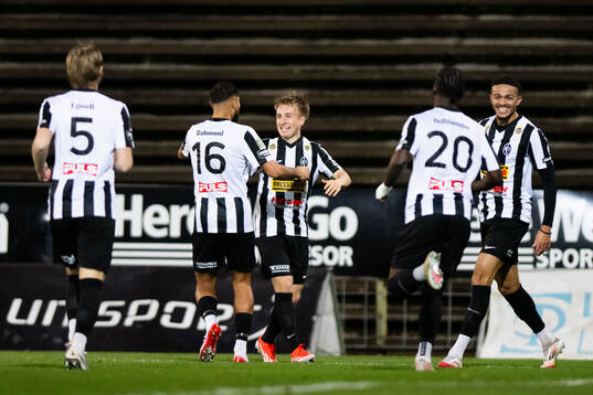 Landskronas Constantino Capotondi jublar med lagkamrater