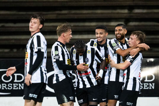 Landskronas Xavier Odhiambo jublar med lagkamrater