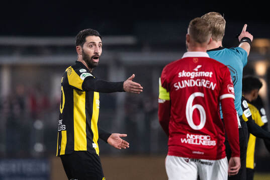 Hammarbys Nahir Besara i samtal med domare Adam Ladebäck