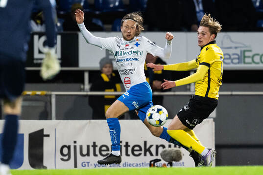 Värnamos Axel Björnström och Mjällbys Jeppe Kjaer