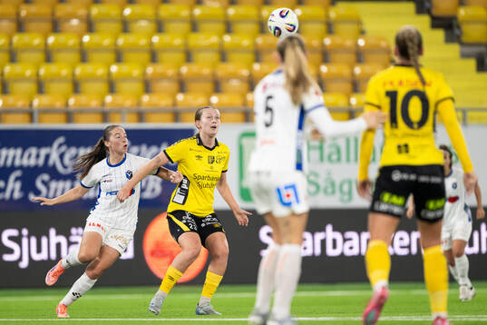 Växjö DFFs Mariann Høgh Nielsen och Elfsborgs Ellen