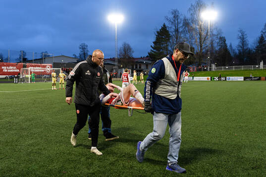 Sandvikens IFs Pontus Carlsson lämnar planen skadad