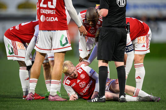 Sandvikens IFs Pontus Carlsson har ont