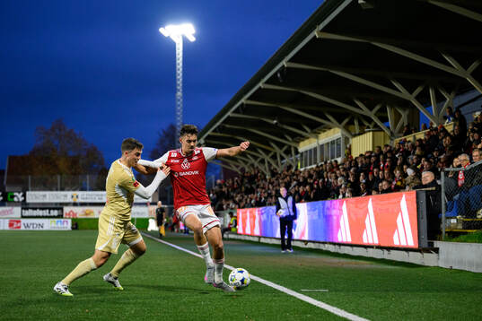 Östersunds Christian Enemark och Sandvikens IFs Liam Vabö