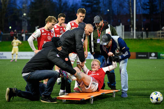 Sandvikens IFs Pontus Carlsson får vård