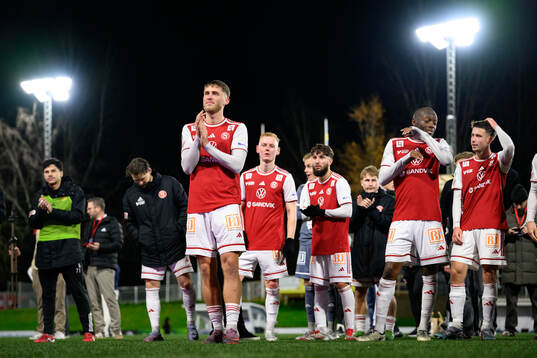 Sandvikens IFs Emil Engqvist jublar med lagkamrater