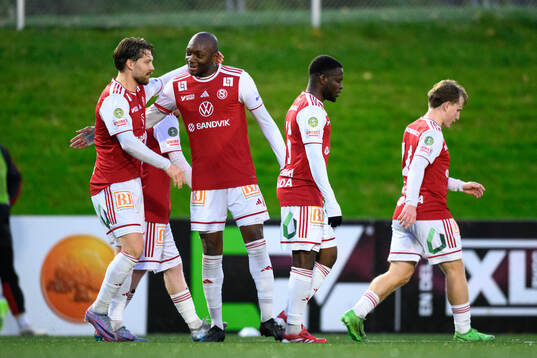 Sandvikens IFs Karl Bohm jublar med Moonga Simba