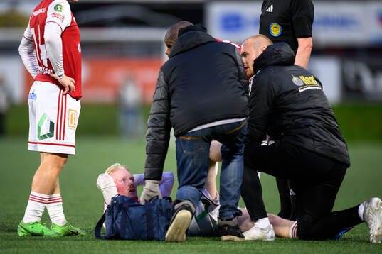 Sandvikens IFs Pontus Carlsson får vård