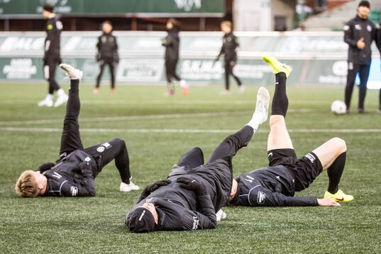 Landskrona spelare värmer upp