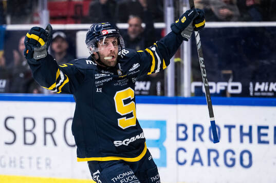 Södertäljes Sebastian Dyk jublar