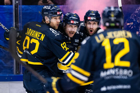 Södertäljes Hampus Harlestam jublar med Roope Laavainen