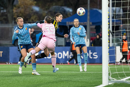 Häckens Tabby Tindell gör 0-1 bakom Djurgårdens målvakt