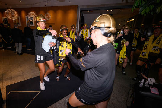 Häckens Felicia Schröder och Monica Jusu Bah jublar i