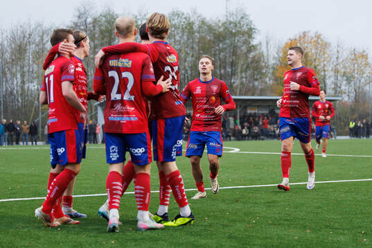 Tvååkers spelare jublar