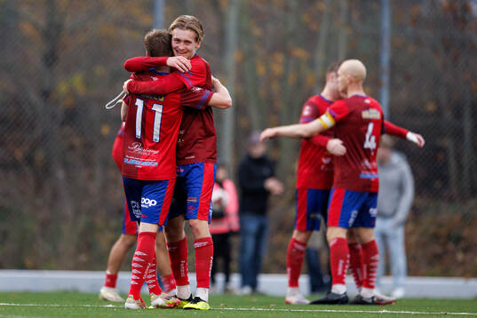 Tvååkers spelare jublar